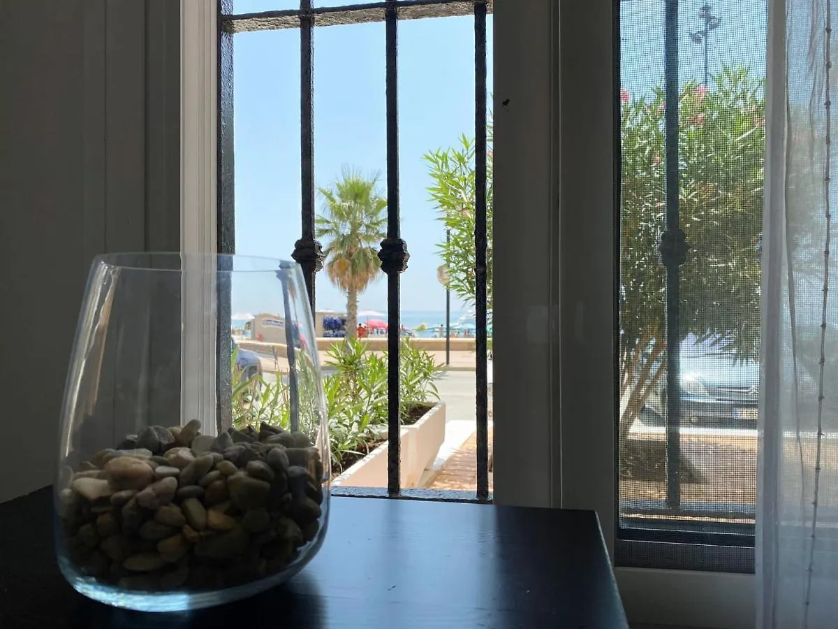 Beachfront Two-Bedroom Apartment In Fuengirola